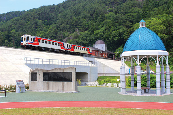 島越ふれあい公園から眺める三陸鉄道