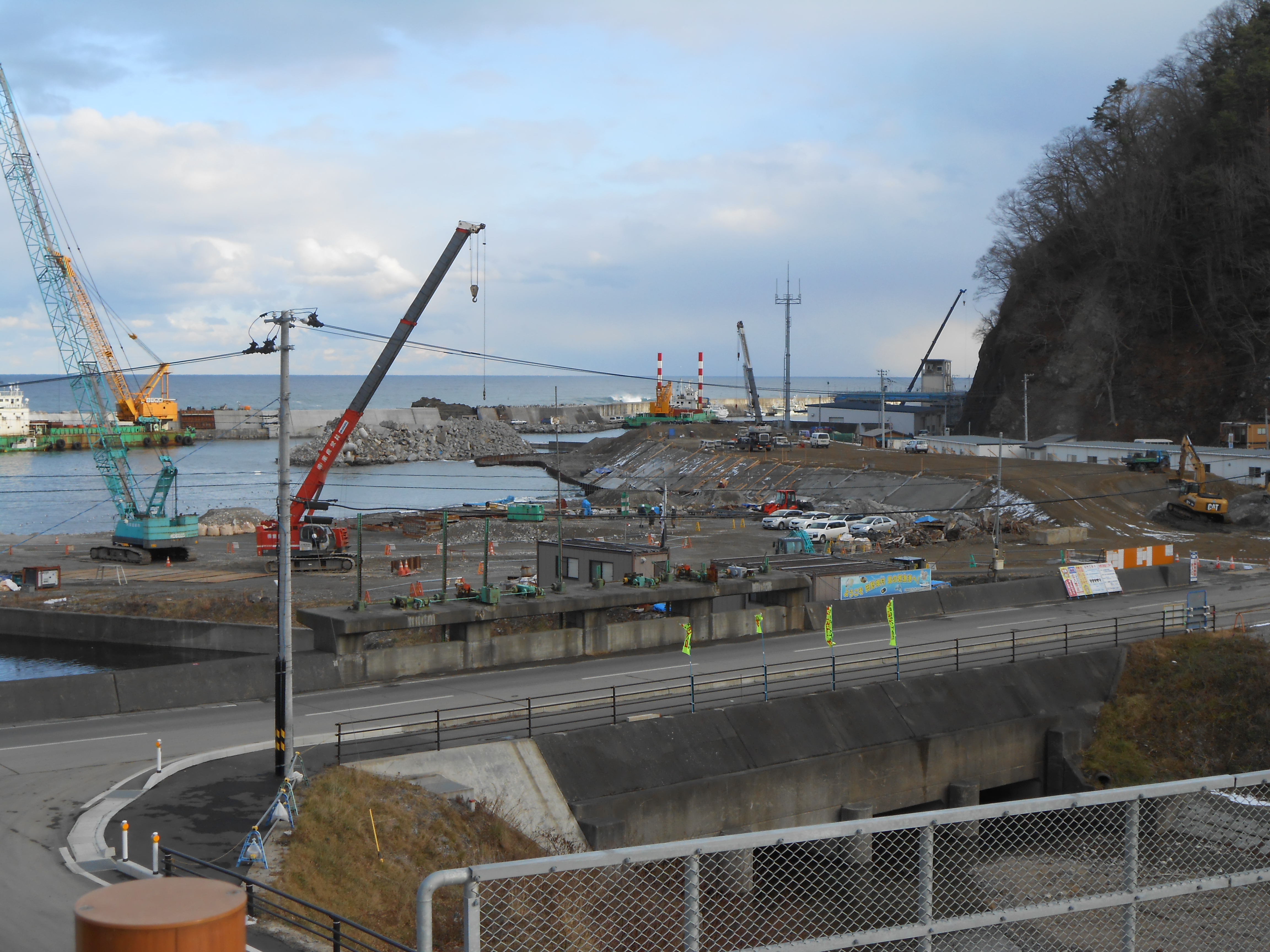 島の越漁港防潮堤1.JPG